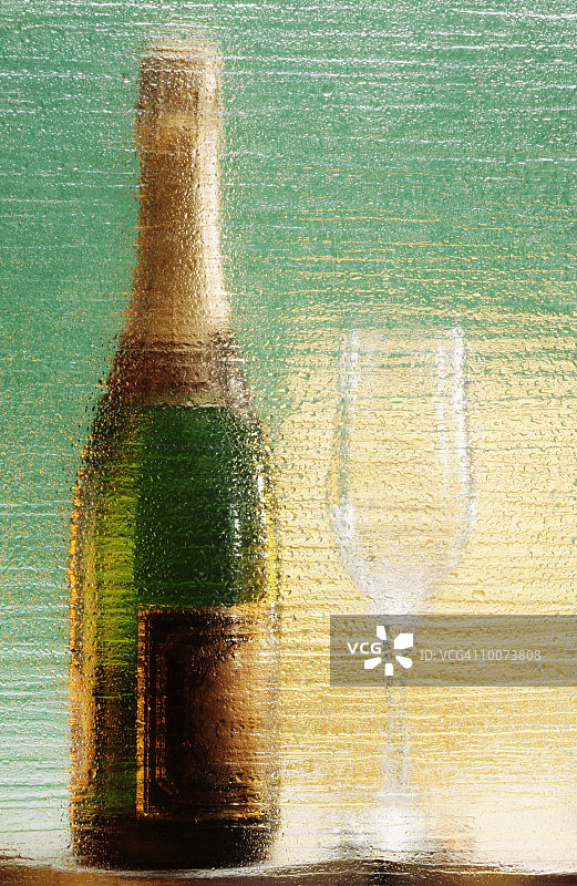 香槟酒瓶和玻璃杯抽象图图片素材