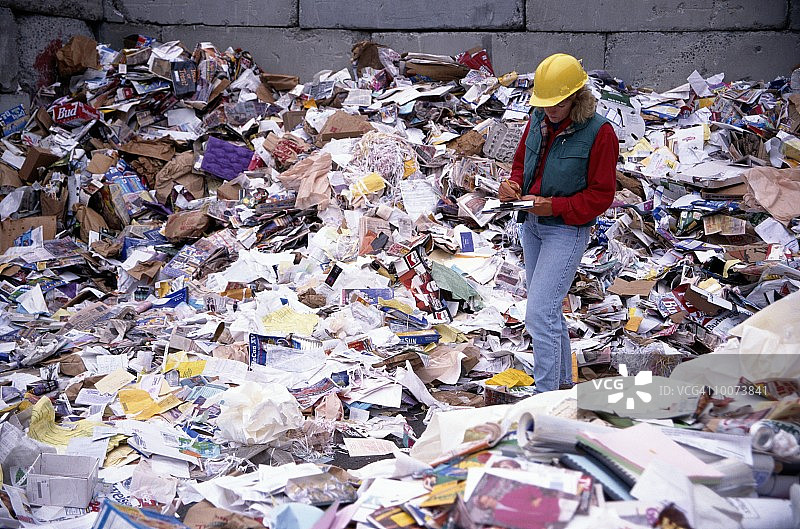 回收工厂的技术员图片素材