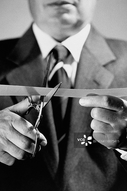 男人剪彩的黑白特写图片素材