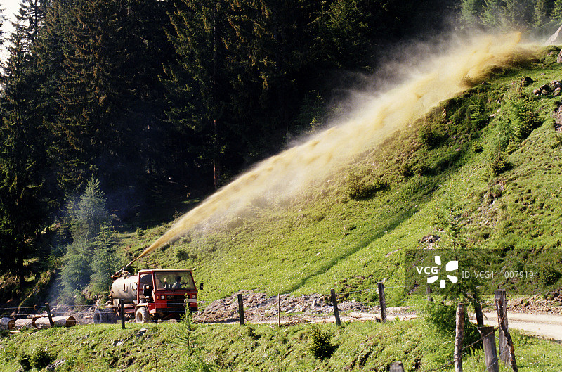 在奥地利蒂罗尔州阿尔卑巴赫用液体施肥图片素材