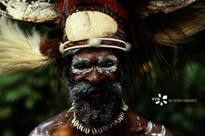 巴布亚新几内亚卡明村的典型服饰图片素材