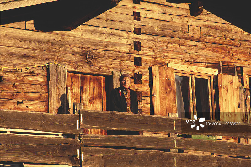 奥地利蒂罗尔蒂尔湖的挤奶女工图片素材