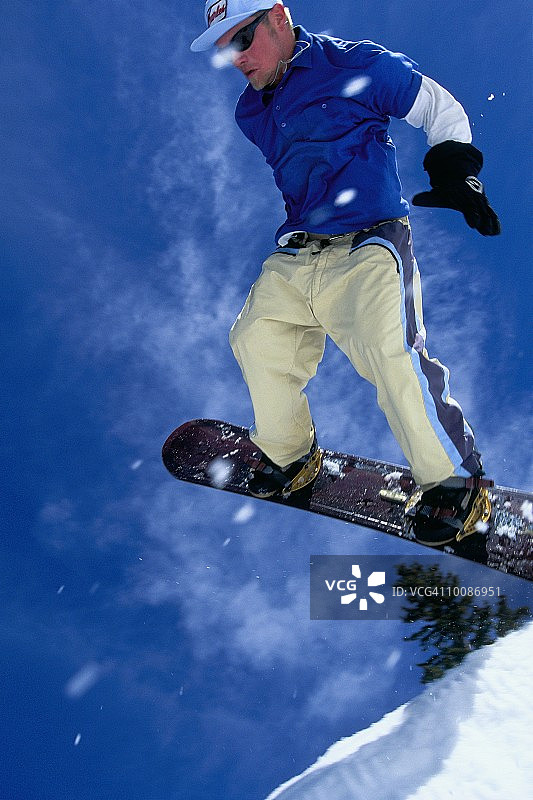 科罗拉多州的空中单板滑雪者图片素材