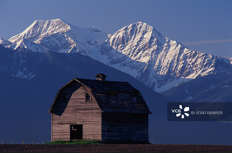 蒙大拿州弗拉特黑德山谷的谷仓和教堂群图片素材