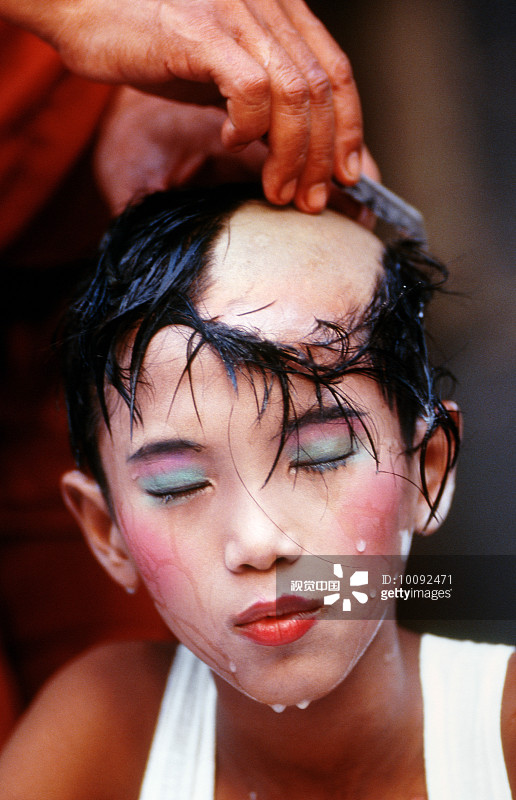 年轻的沙弥正在剃头图片素材