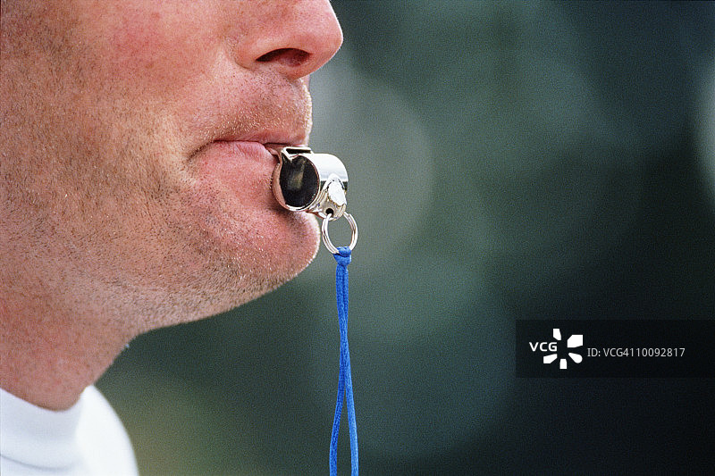 带裁判哨子的运动概念图片素材