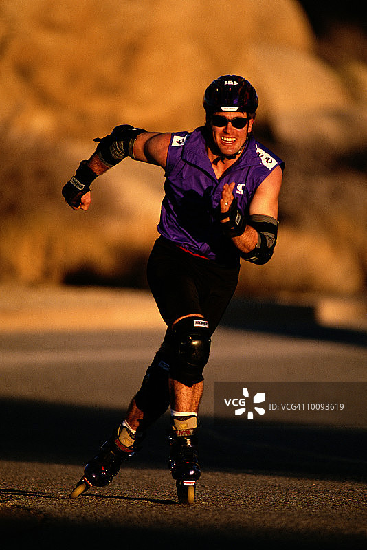 在加利福尼亚约书亚树国家公园玩轮滑的男人图片素材