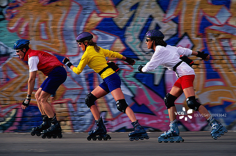 在科罗拉多州丹佛市，成年人玩直排轮滑经过壁画图片素材