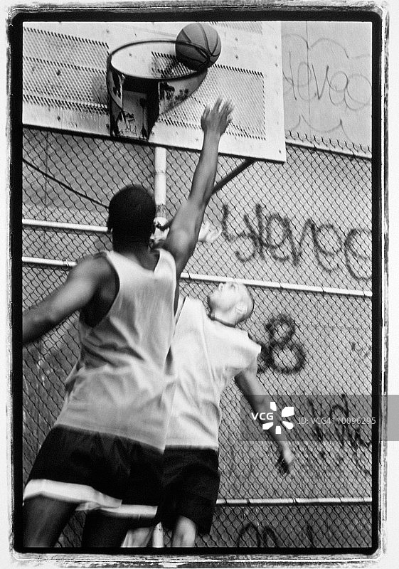 两个年轻男人打篮球图片素材