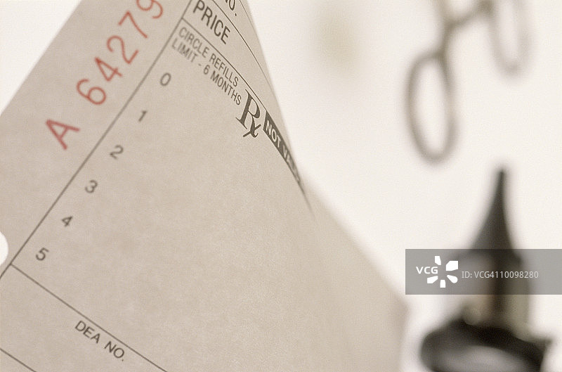 处方笺、耳镜和止血钳图片素材