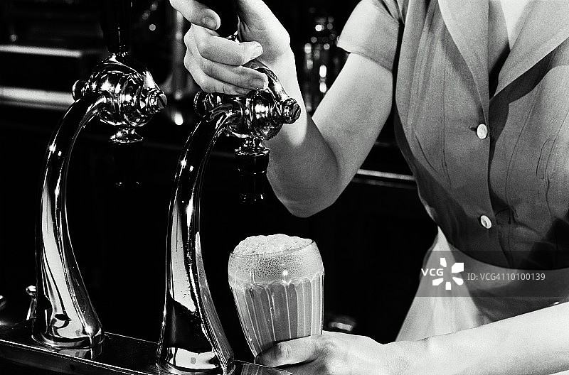 1946年女人在冷饮店制作冰淇淋苏打图片素材