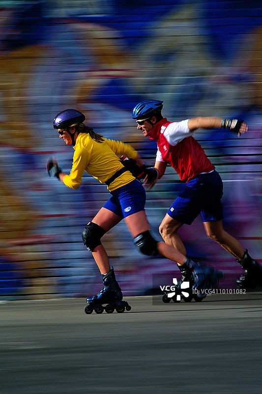 科罗拉多州丹佛市情侣在壁画面前滑轮图片素材