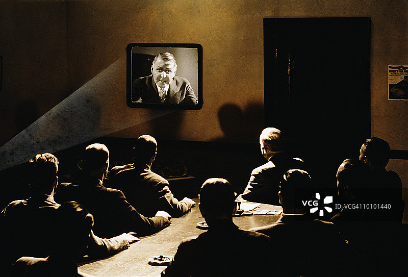 观看男性投影图像的男人们图片素材