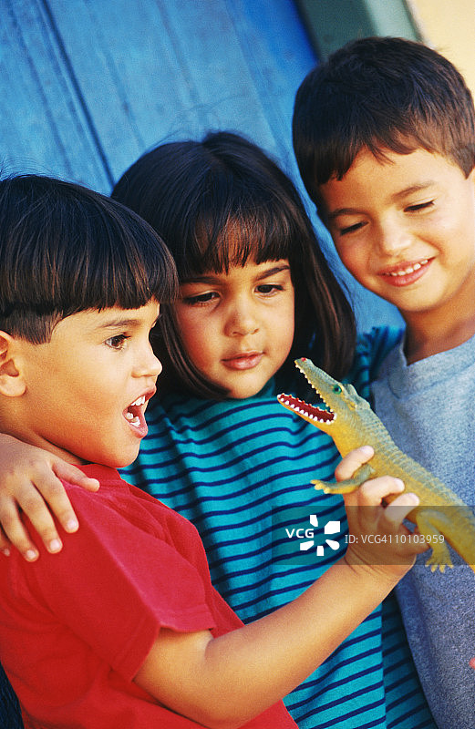 委内瑞拉蓝色门旁的男孩和女孩图片素材