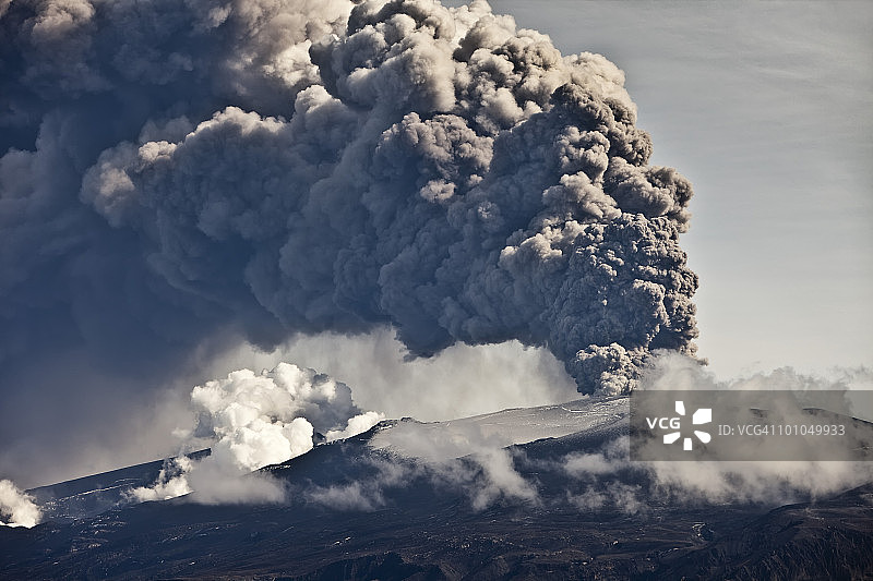 冰岛埃亚菲亚德拉冰盖火山的火山灰羽图片素材