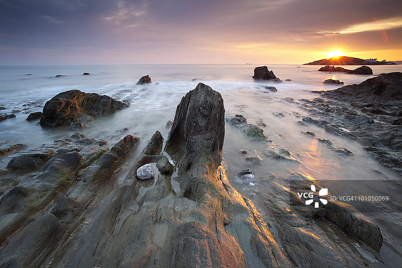 日落时分的岩石湾图片素材