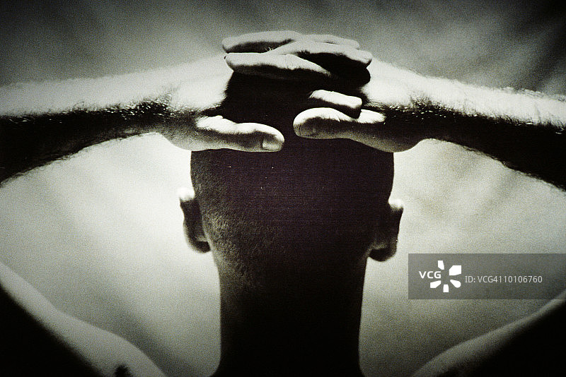 秃顶男人头部后方特写，手放在头上图片素材