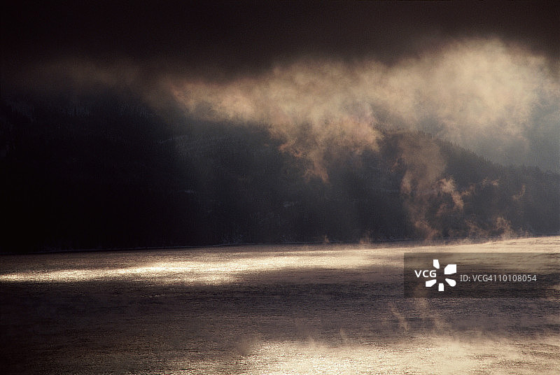 挪威蒂里峡湾湖面的霜雾图片素材