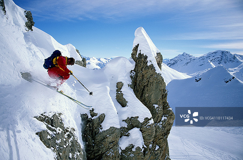 男子从法国莫内蒂耶悬崖跳跃滑雪图片素材