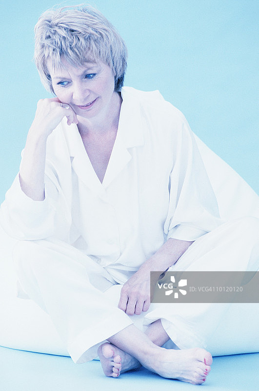 老年妇女肖像图片素材