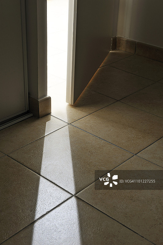 光线穿过虚掩的门口图片素材