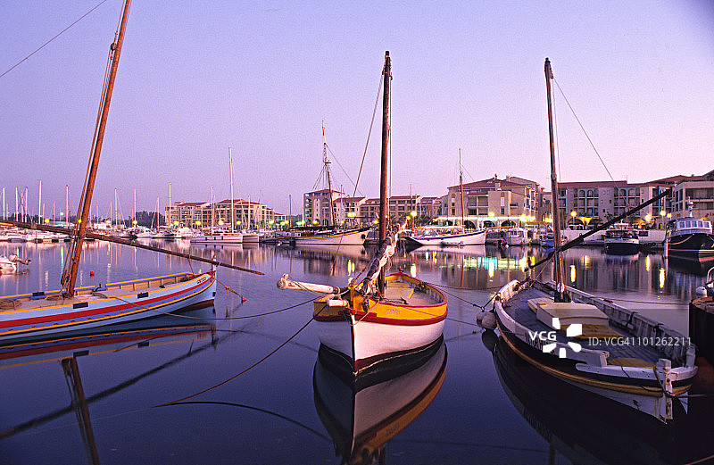 法国阿尔热莱斯海港中的船只图片素材