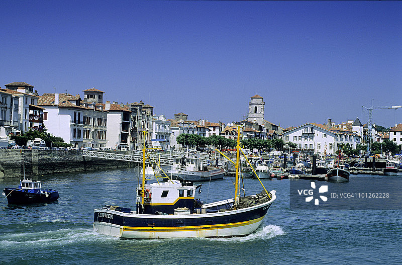 停靠在法国巴斯克港口的工业船只图片素材