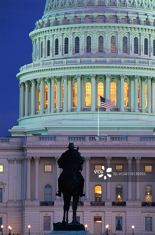美国华盛顿特区国会大厦圆顶和雕像图片素材