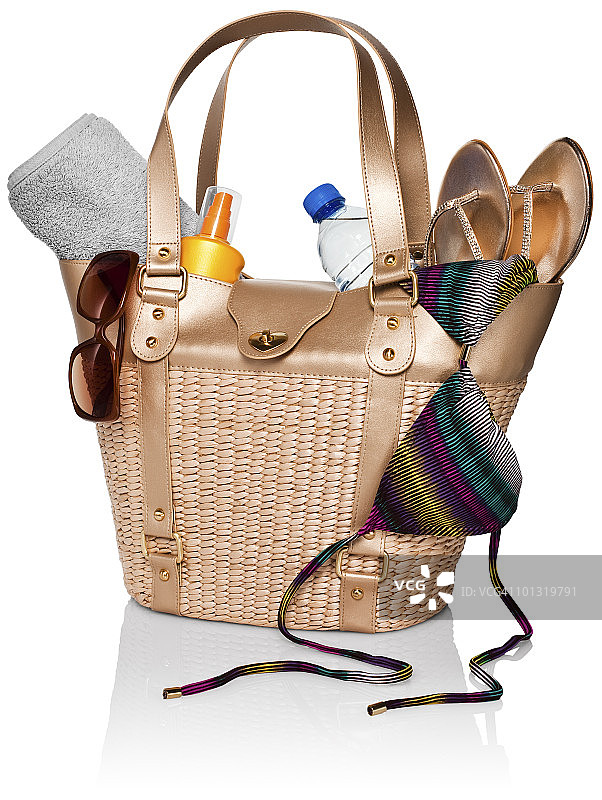 装有假日用品的海滩包图片素材