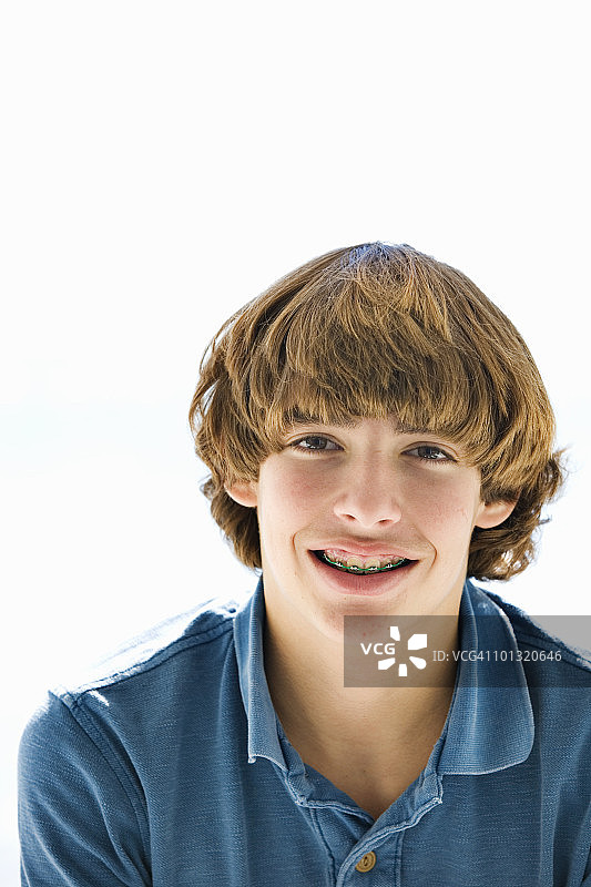 戴牙套的西班牙裔青少年男孩图片素材