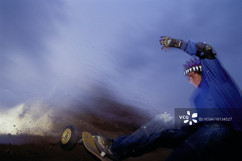 骑山地滑板的年轻男人图片素材