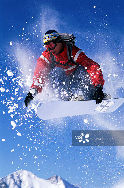 男子在科罗拉多州布雷肯里奇单板滑雪图片素材