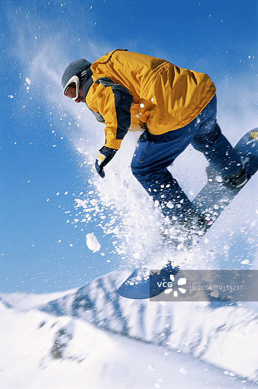 男子在科罗拉多州布雷肯里奇单板滑雪图片素材