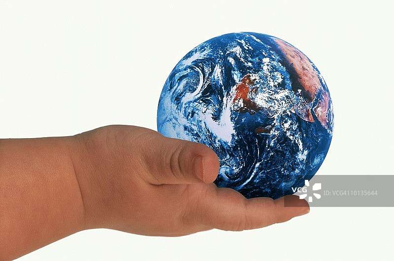 婴儿手 holding 地球图片素材