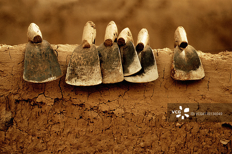 马里墙上的锄头图片素材