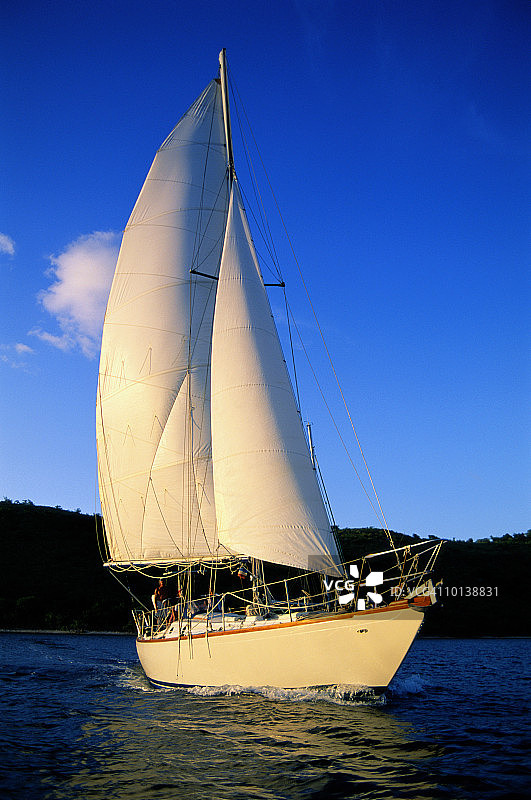 美属维尔京群岛圣约翰的46英尺单桅帆船航行图片素材