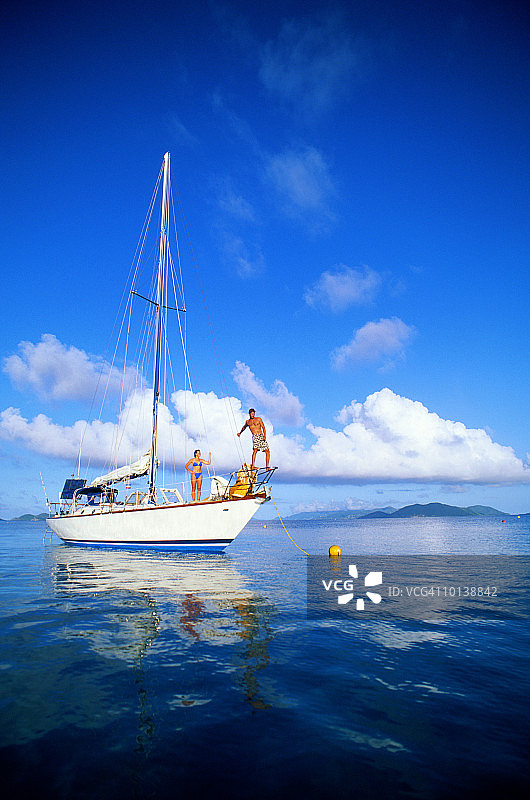 美属维尔京群岛圣约翰的年轻夫妇在航海图片素材
