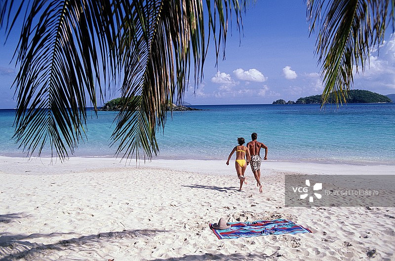 情侣在海滩上奔跑，美属维尔京群岛圣约翰岛图片素材