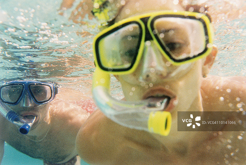 在美国维尔京群岛圣约翰岛浮潜的情侣图片素材