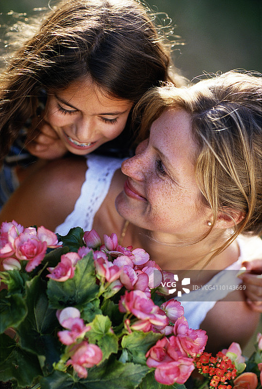 妈妈和女儿，法国诺曼底图片素材