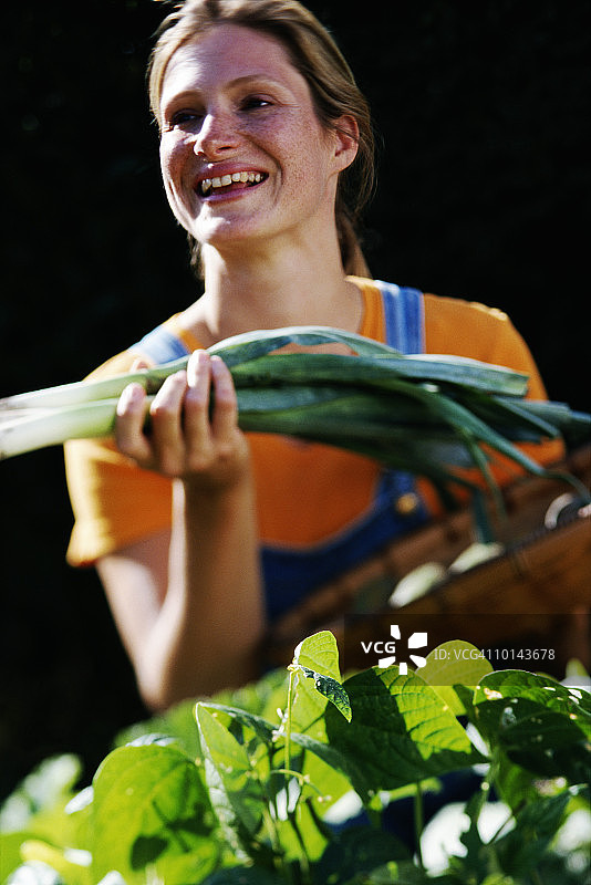 法国诺曼底从事园艺的女人图片素材