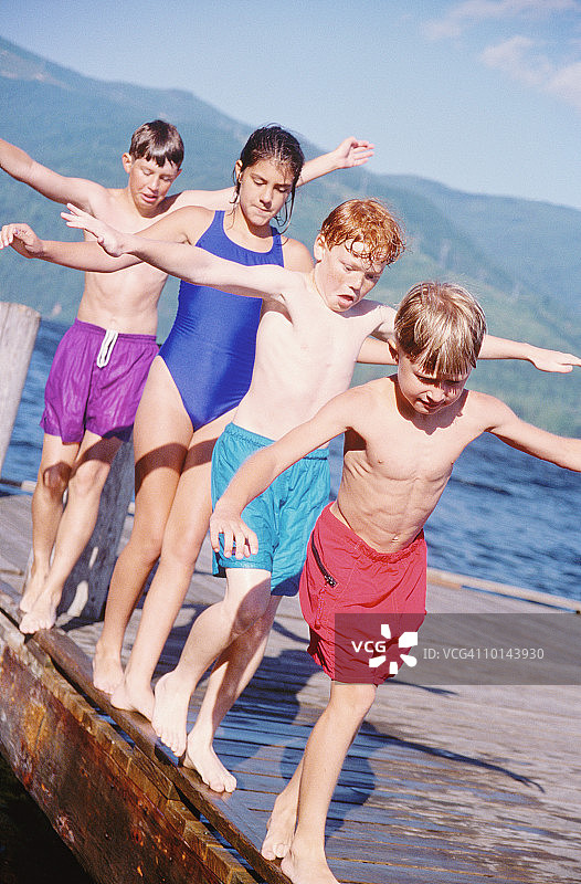 孩子们在华盛顿惠特科姆湖的码头上行走图片素材