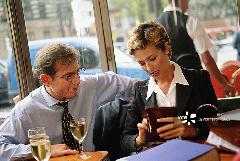 巴黎咖啡馆：女顾客付款图片素材