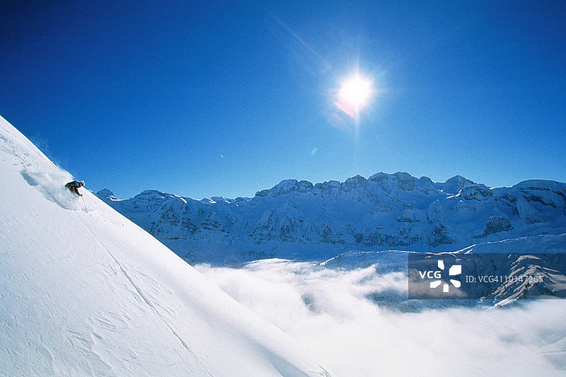 瑞士尚佩里深雪中的男子滑雪者图片素材