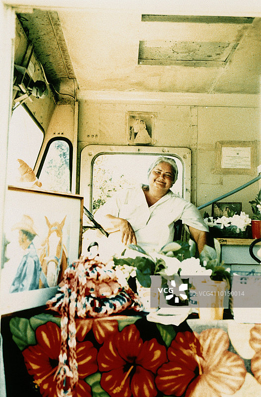 在夏威夷毛伊岛面包车里的夏威夷女人图片素材