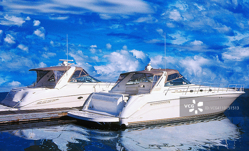 云层下的两艘动力艇（颗粒感）图片素材