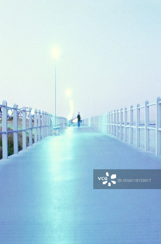 黄昏时分走在木板路上的行人，新泽西图片素材