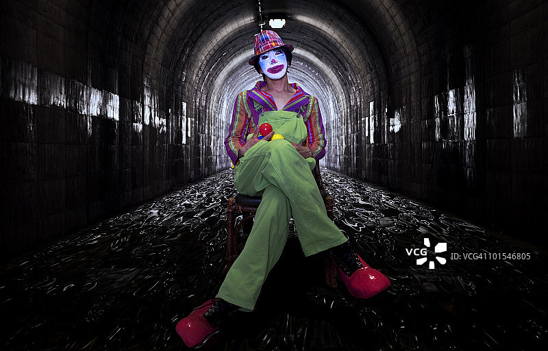 坐在隧道里的滑稽演员图片素材