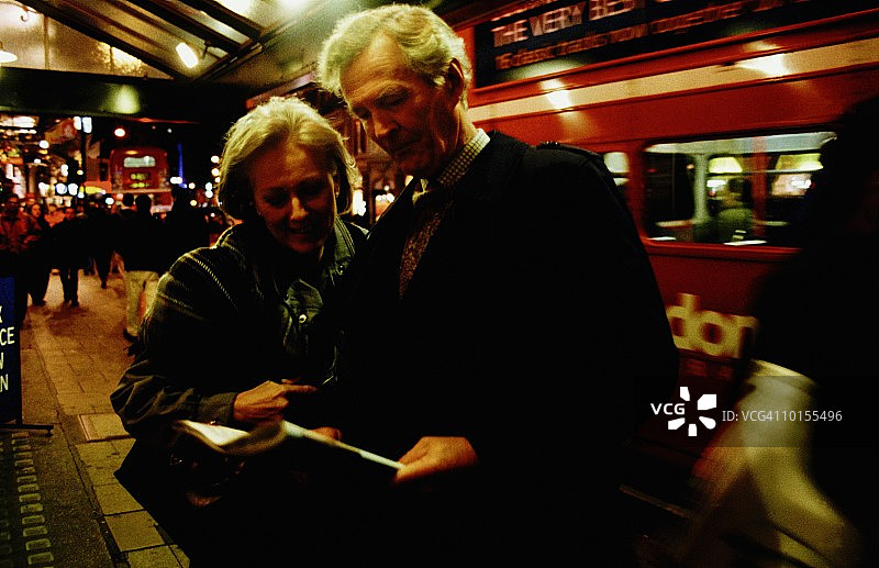 伦敦沙夫茨伯里大街的年长夫妇，夜晚图片素材