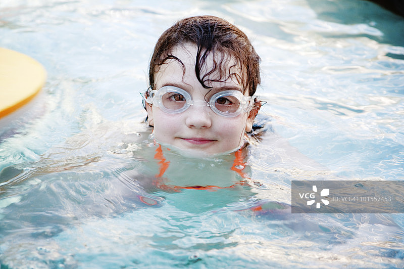 戴着游泳镜的女孩图片素材